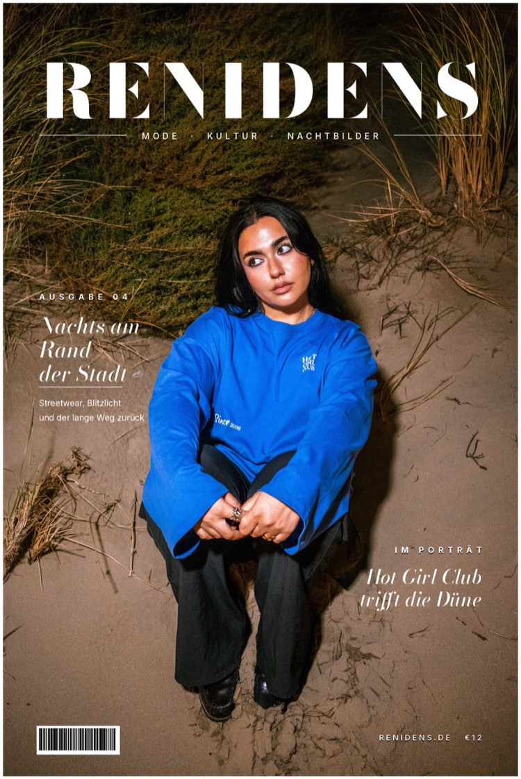 Bildmontage im Magazinstil: junge Frau im blauen Sweatshirt sitzt nachts im Dünengras, darüber der Schriftzug RENIDENS und Titelzeilen wie auf einem Heft.